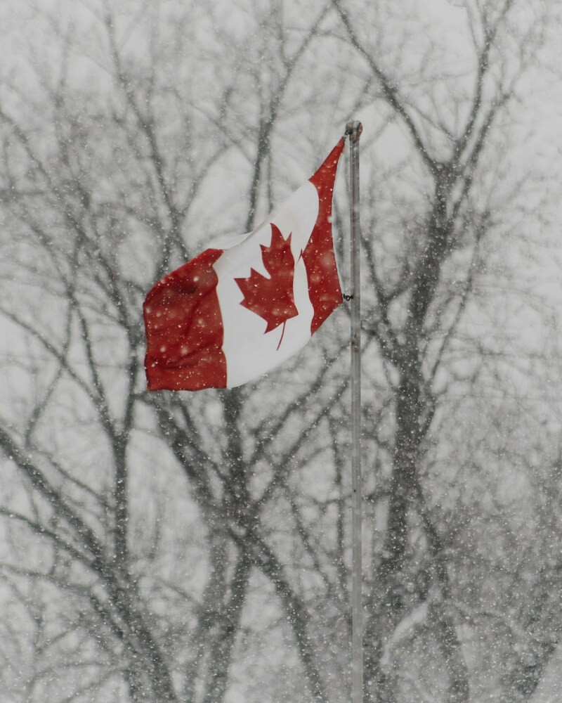 Fahnenpflege im Winter – So schützt du deine Flagge vor Schnee & Sturm
